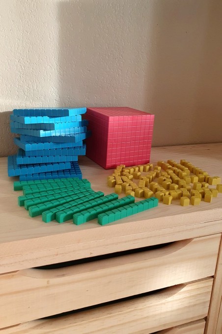 Lot de Cubes de base 10 avec Milliers, Centaines, Dizaines et Unités