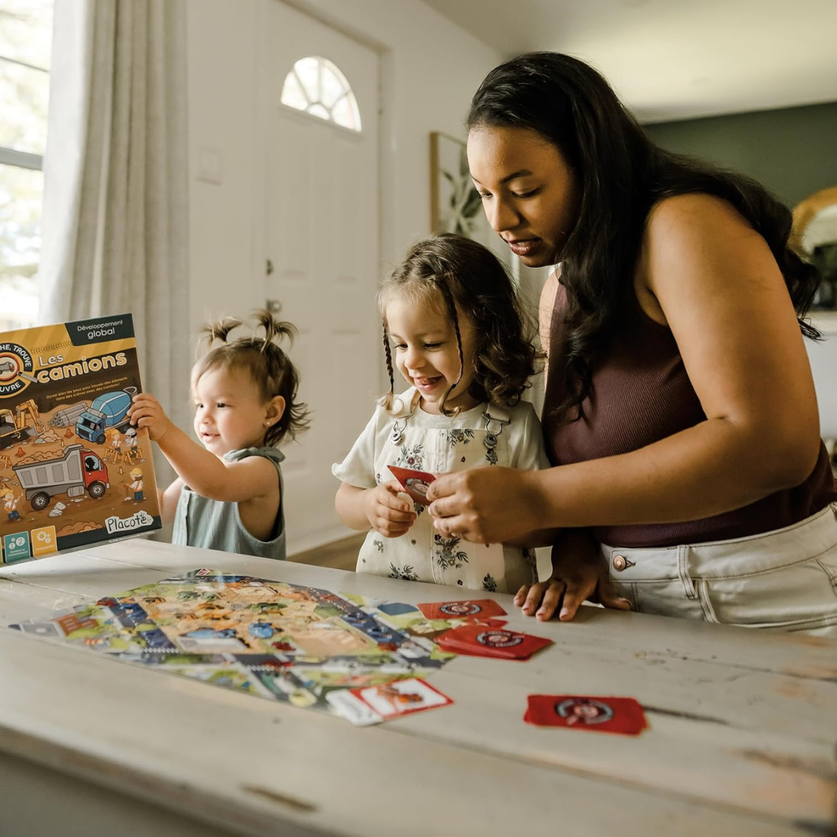 Cherche, trouve et découvre : les camions – Jeu d’observation, langage et développement global